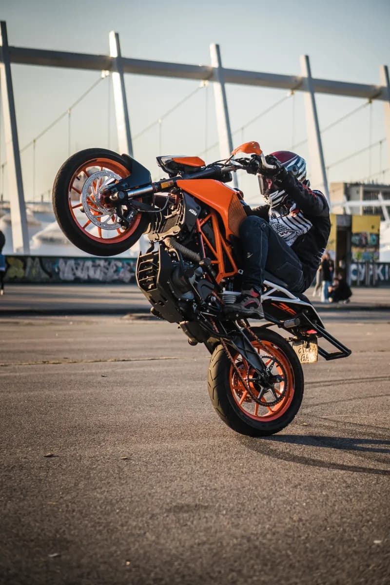 “How to Brake a Motorcycle from 60 mph: Master Emergency Braking Techniques”