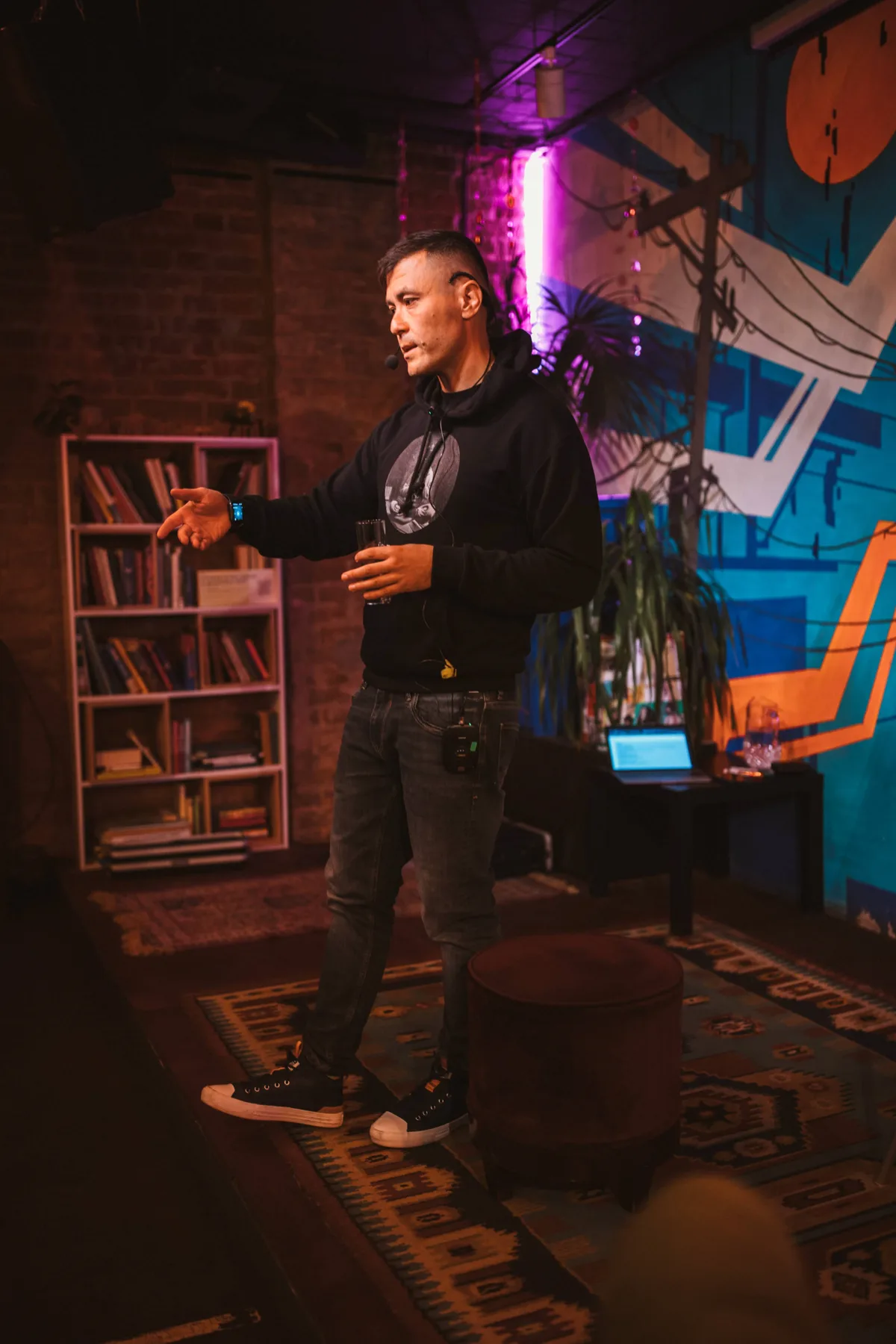 Чингіс Небачів на сцені семінару