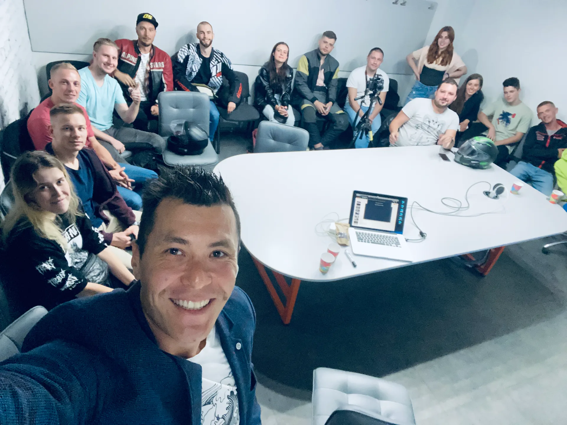 Учасники семінару за столом обговорення